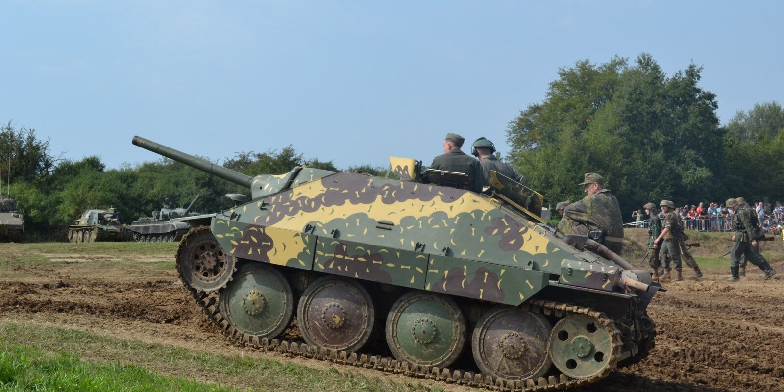 Pojízdný stíhač tanků Jagdpanzer 38 Hetzer s kamufláží projíždí terénem ve Vojenském technickém muzeu Lešany.