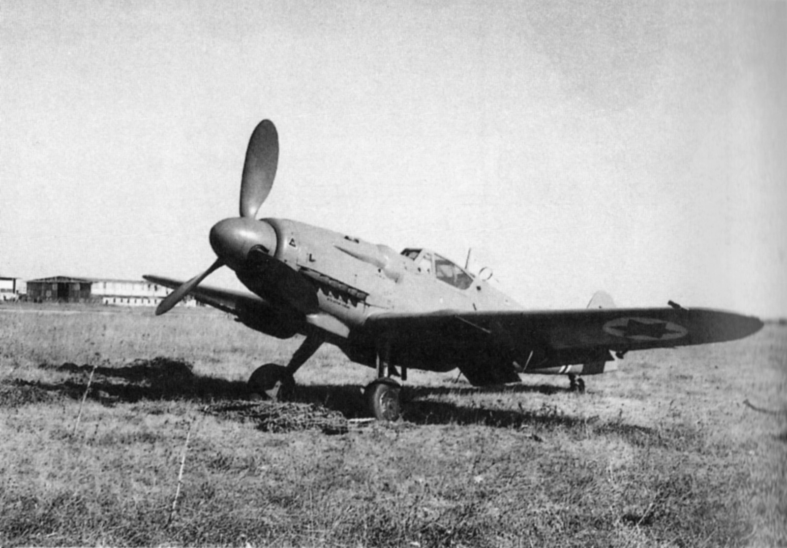Československá stíhačka Avia S-199 na polním letišti v Izraeli během války za nezávislost v červnu 1948.