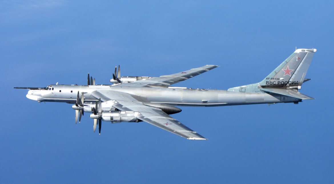 Ruský strategický bombardér Tu 95 letící nad mraky.