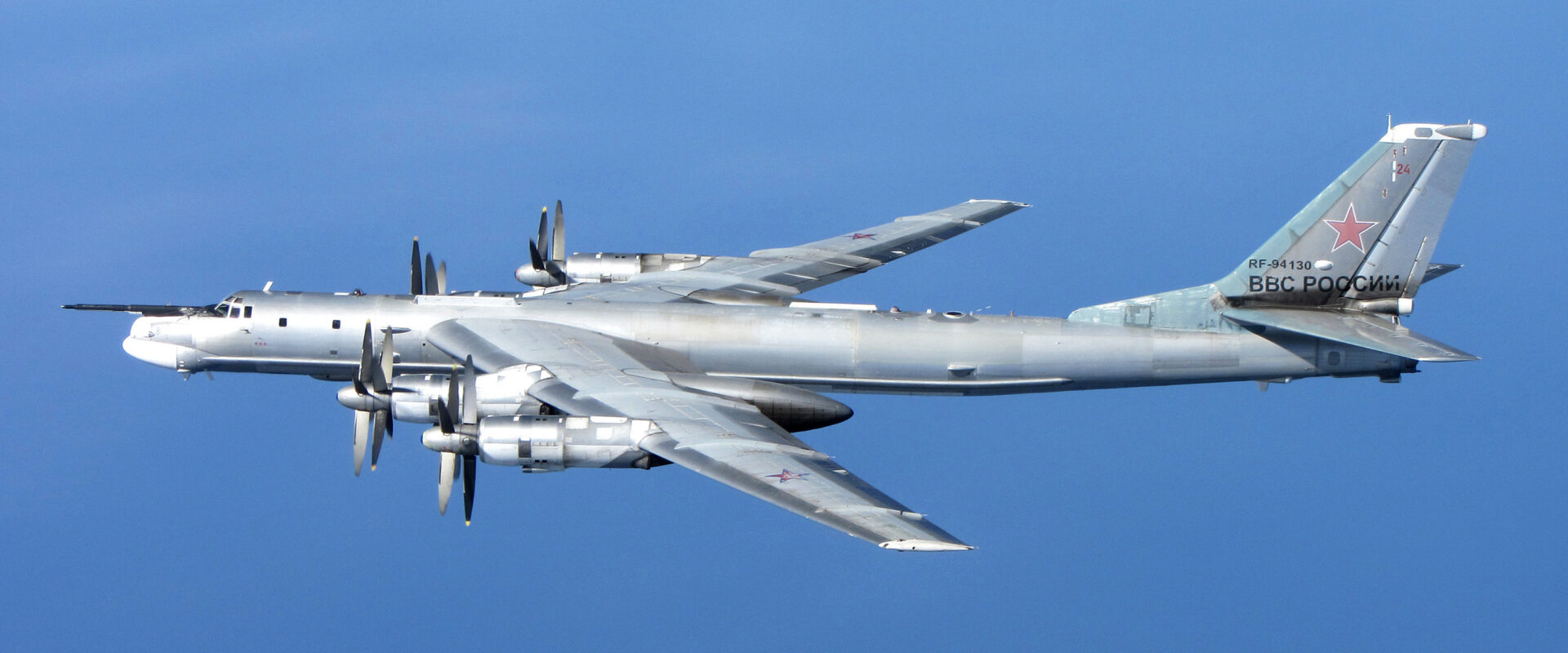 Ruský strategický bombardér Tu 95 letící nad mraky.