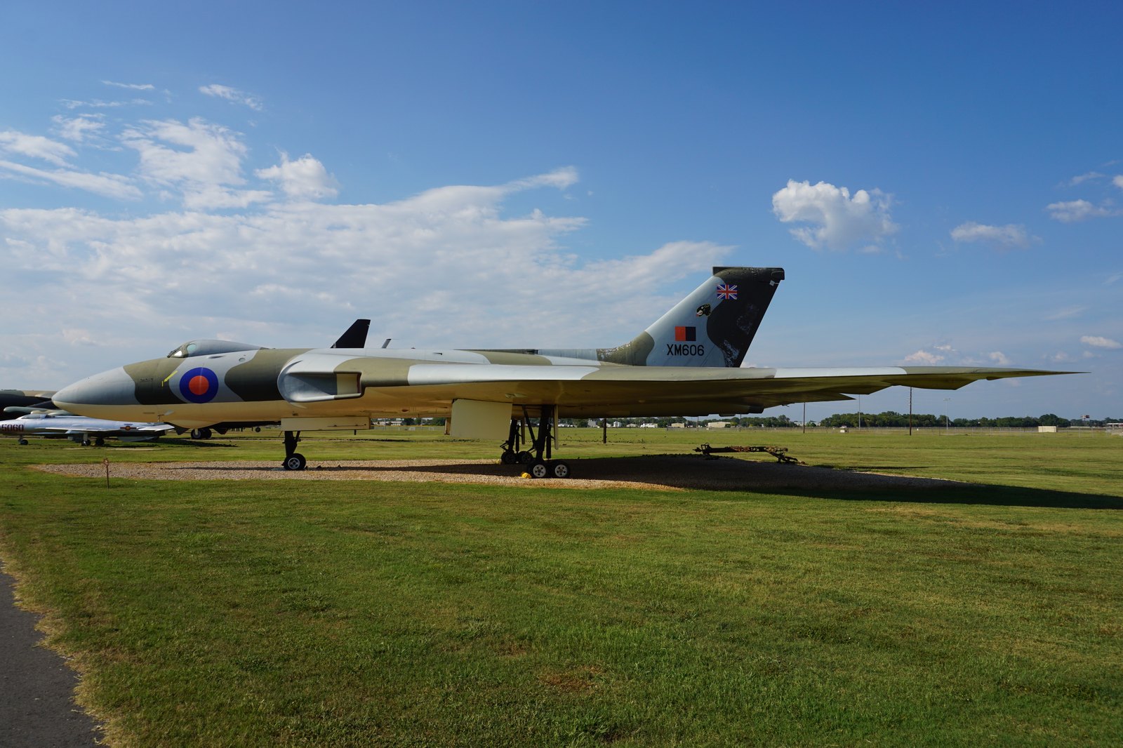 Dochovaný britský proudový bombardér Avro Vulcan B.2 vystavený v leteckém muzeu.