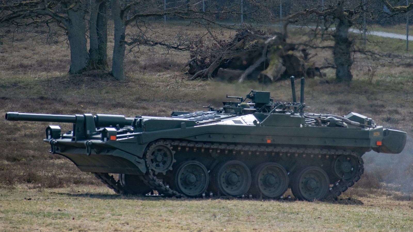Ukázka náklonu hydropneumatického podvozku tanku Stridsvagn 103 při demonstraci elevace kanonu