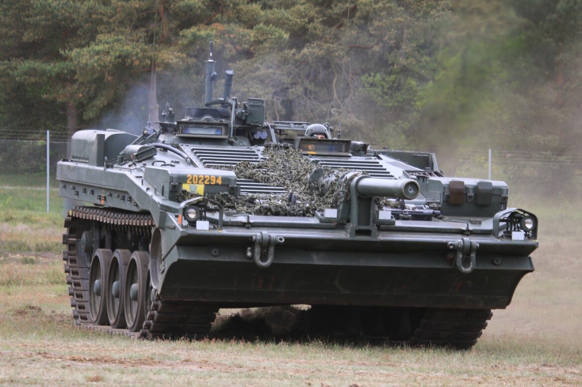 Švédský bezvěžový tank Stridsvagn 103 během jízdy v terénu