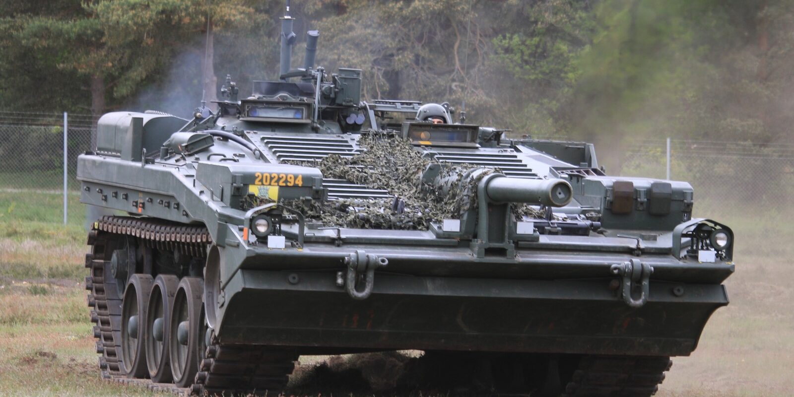 Švédský bezvěžový tank Stridsvagn 103 během jízdy v terénu