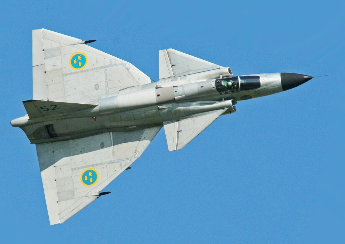 Čelní pohled na letoun Saab 37 Viggen s výraznými kachními plochami a delta křídlem