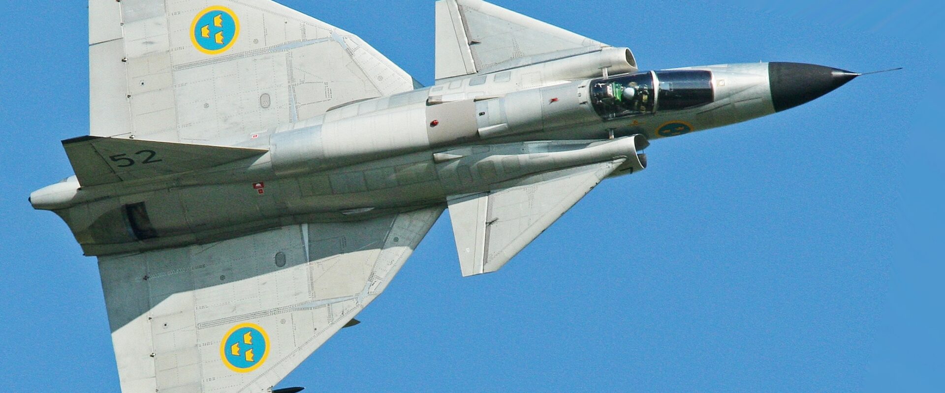 Čelní pohled na letoun Saab 37 Viggen s výraznými kachními plochami a delta křídlem