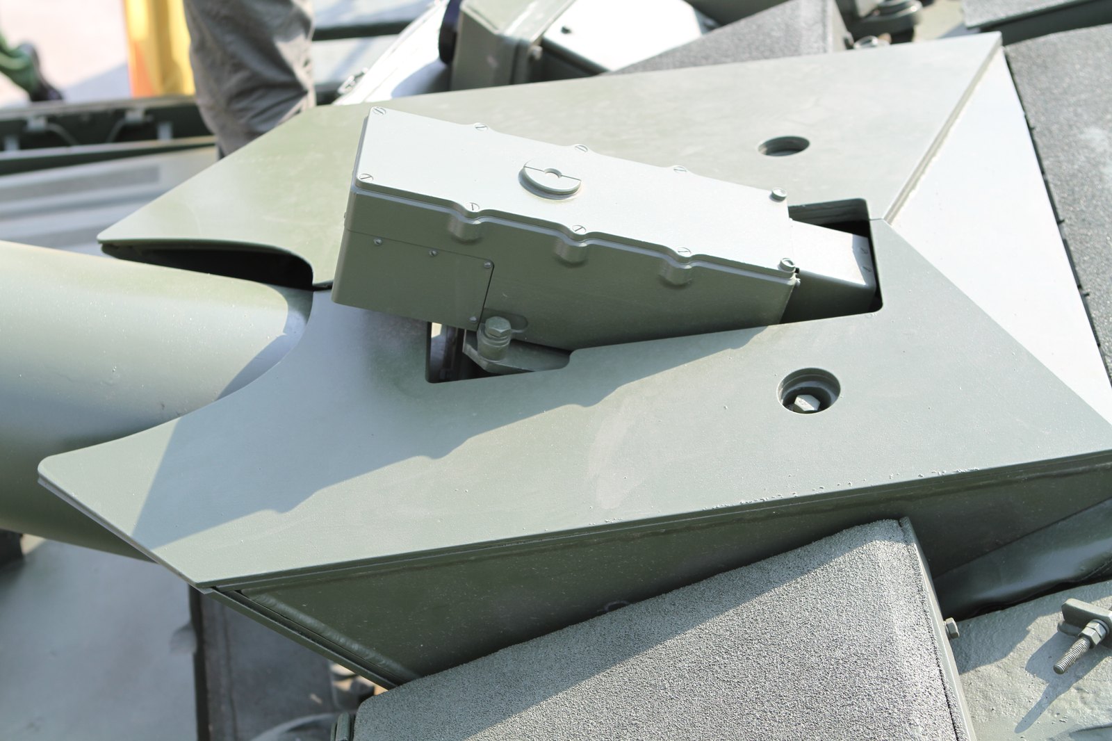 Detail věže tanku T-90M s pozorovacími přístroji velitele a pouzdrem zaměřovače Sosna-U