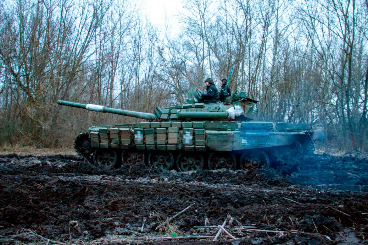 Pohled na věž a korbu tanku T 72 pokrytou obdélníkovými bloky dynamické ochrany