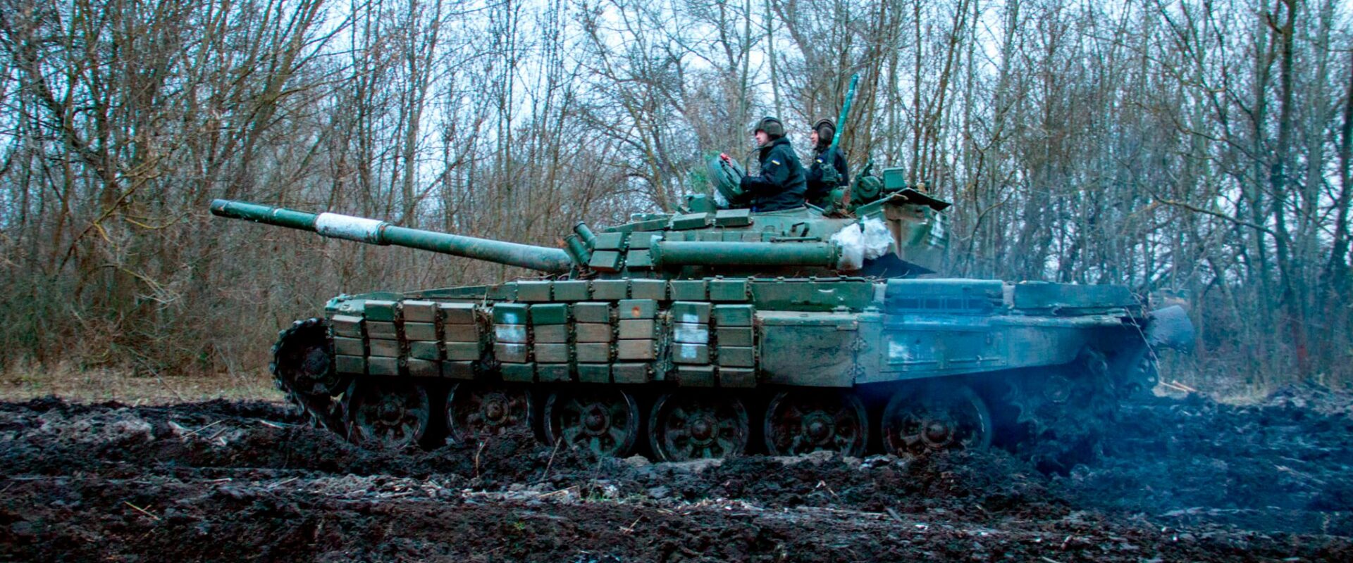 Pohled na věž a korbu tanku T 72 pokrytou obdélníkovými bloky dynamické ochrany