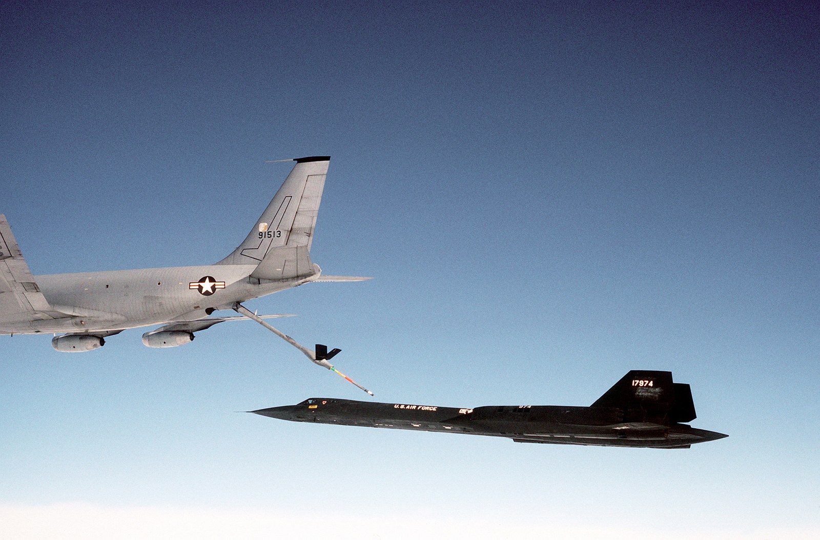 Doplňování paliva letounu Lockheed SR-71 Blackbird za letu ze speciálního tankeru Boeing KC-135Q