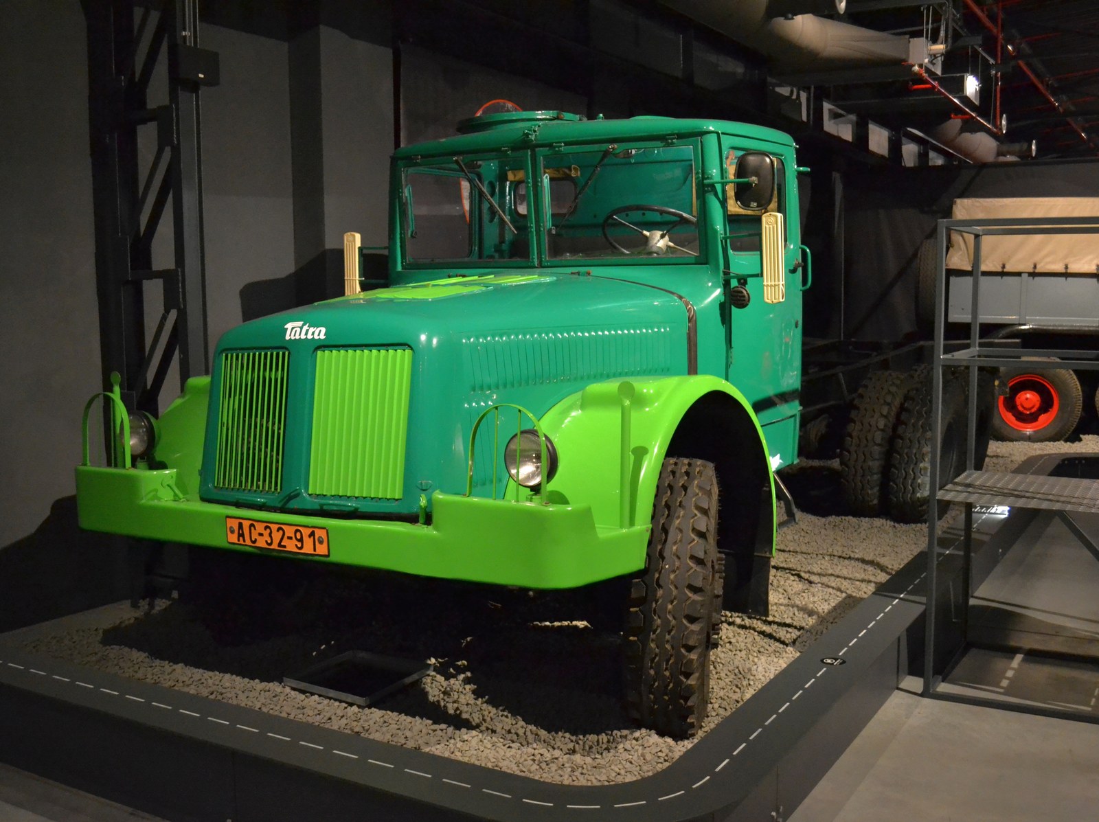 Pohled na přední masku a mohutnou kapotu nákladního vozu Tatra 111 v muzeu Tatra Kopřivnice.