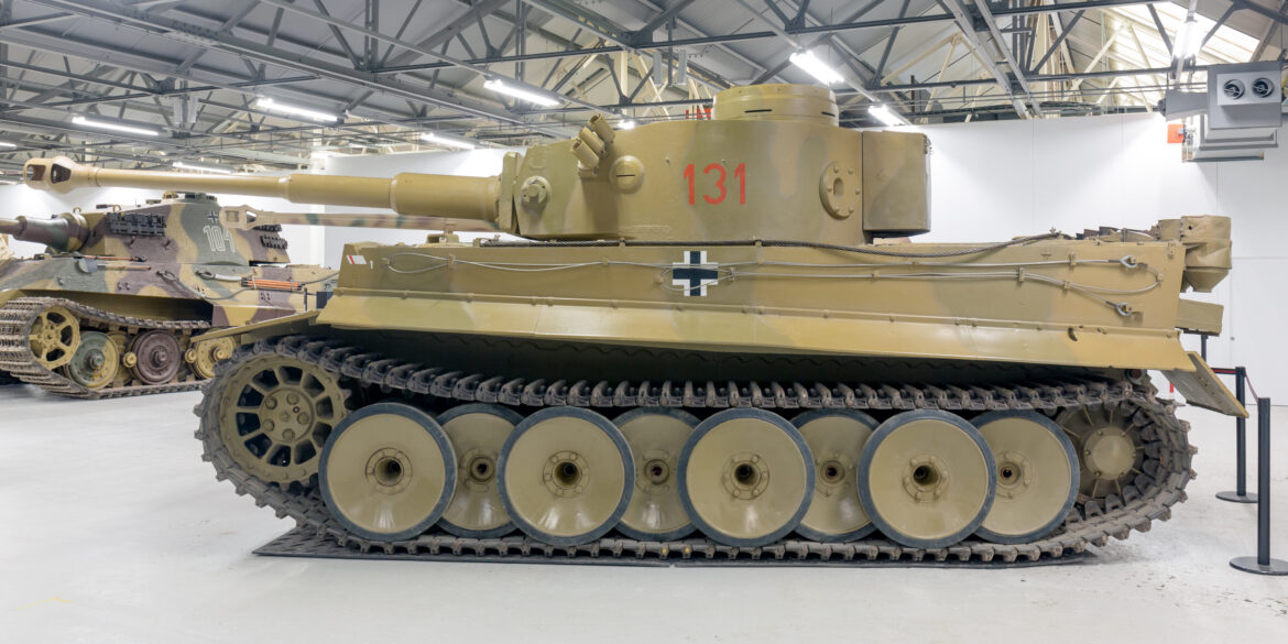 Německý těžký tank Tiger I s kanonem ráže 88 mm a propleteným podvozkem Schachtellaufwerk