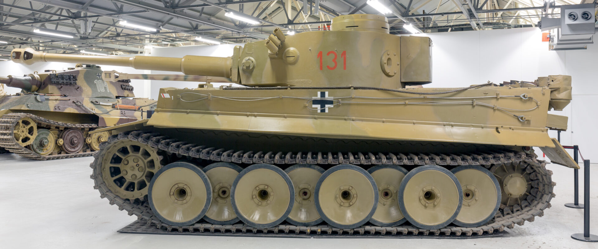 Německý těžký tank Tiger I s kanonem ráže 88 mm a propleteným podvozkem Schachtellaufwerk
