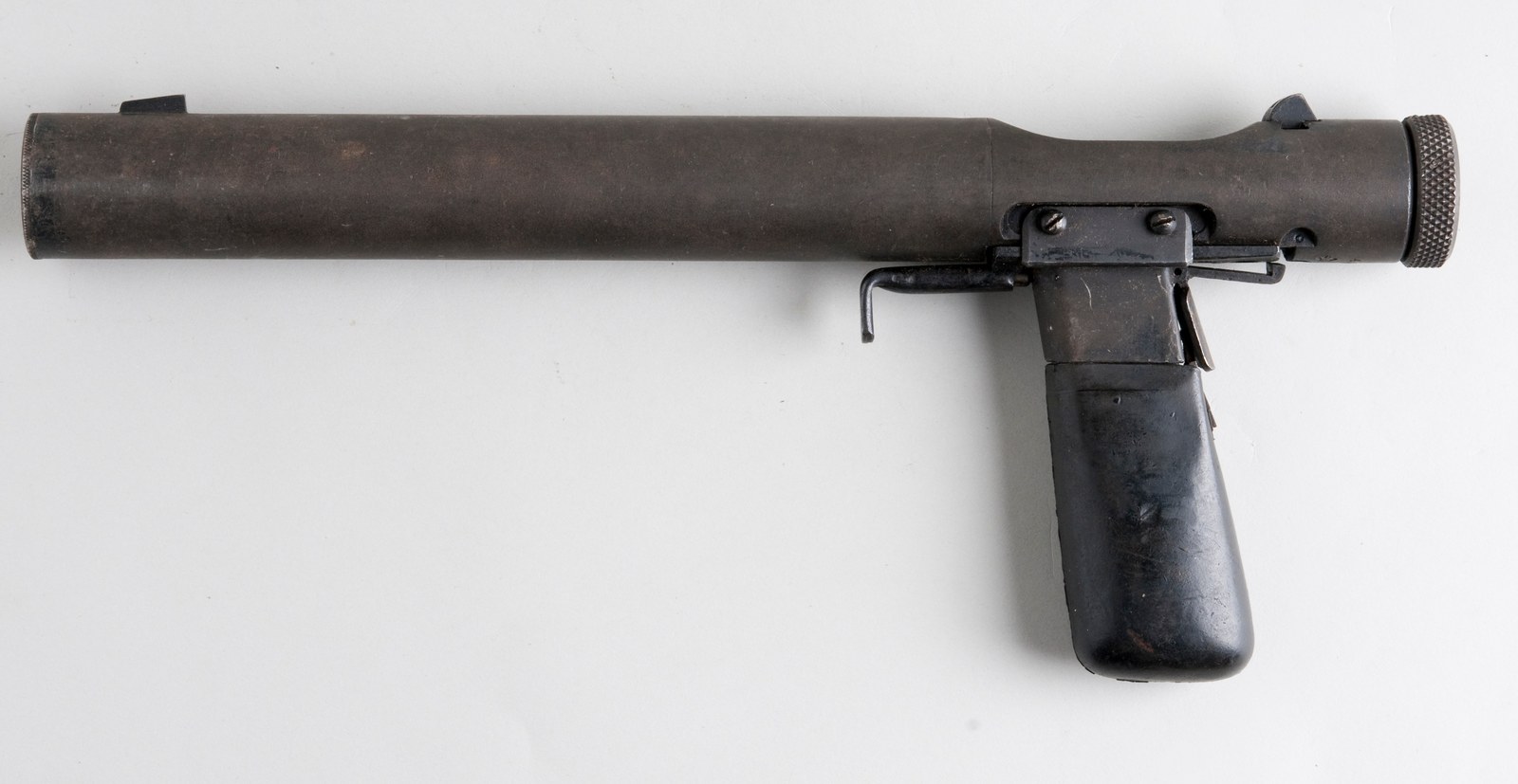 Speciální britská tlumená pistole Welrod s integrovaným tlumičem pro noční operace SOE.
