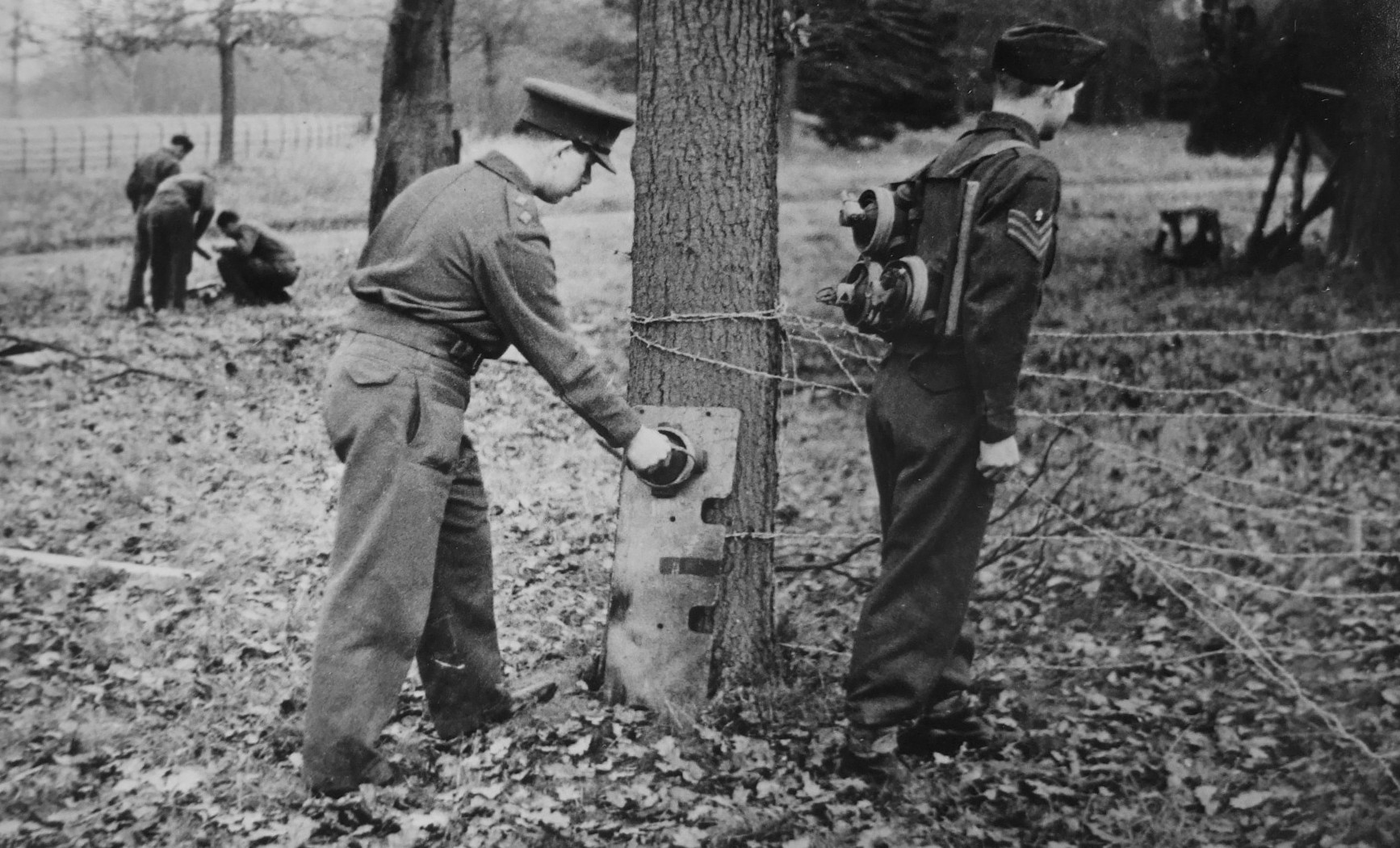 Historická ukázka upevnění magnetické přísavné miny na ocelový trup lodi