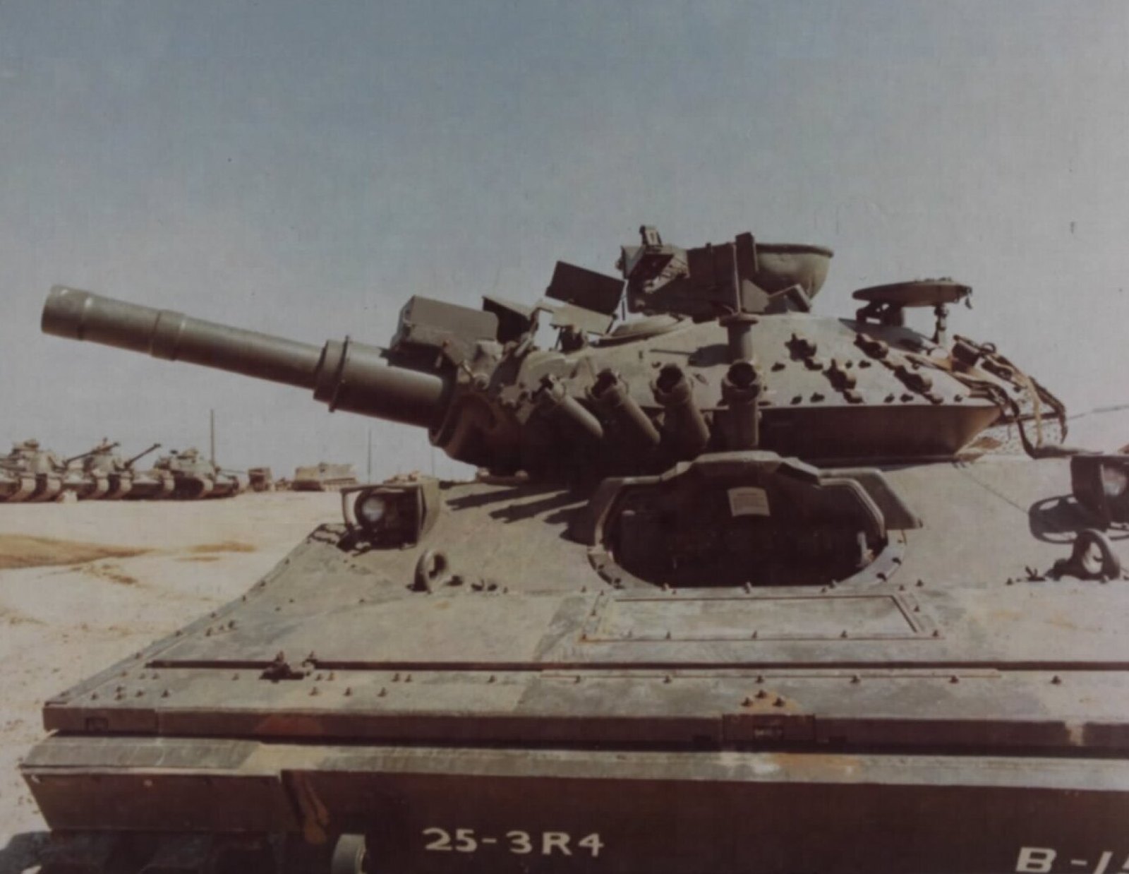 Detail věže a krátké 152mm hlavně tanku M551 Sheridan na základně Cu Chi ve Vietnamu v roce 1969.