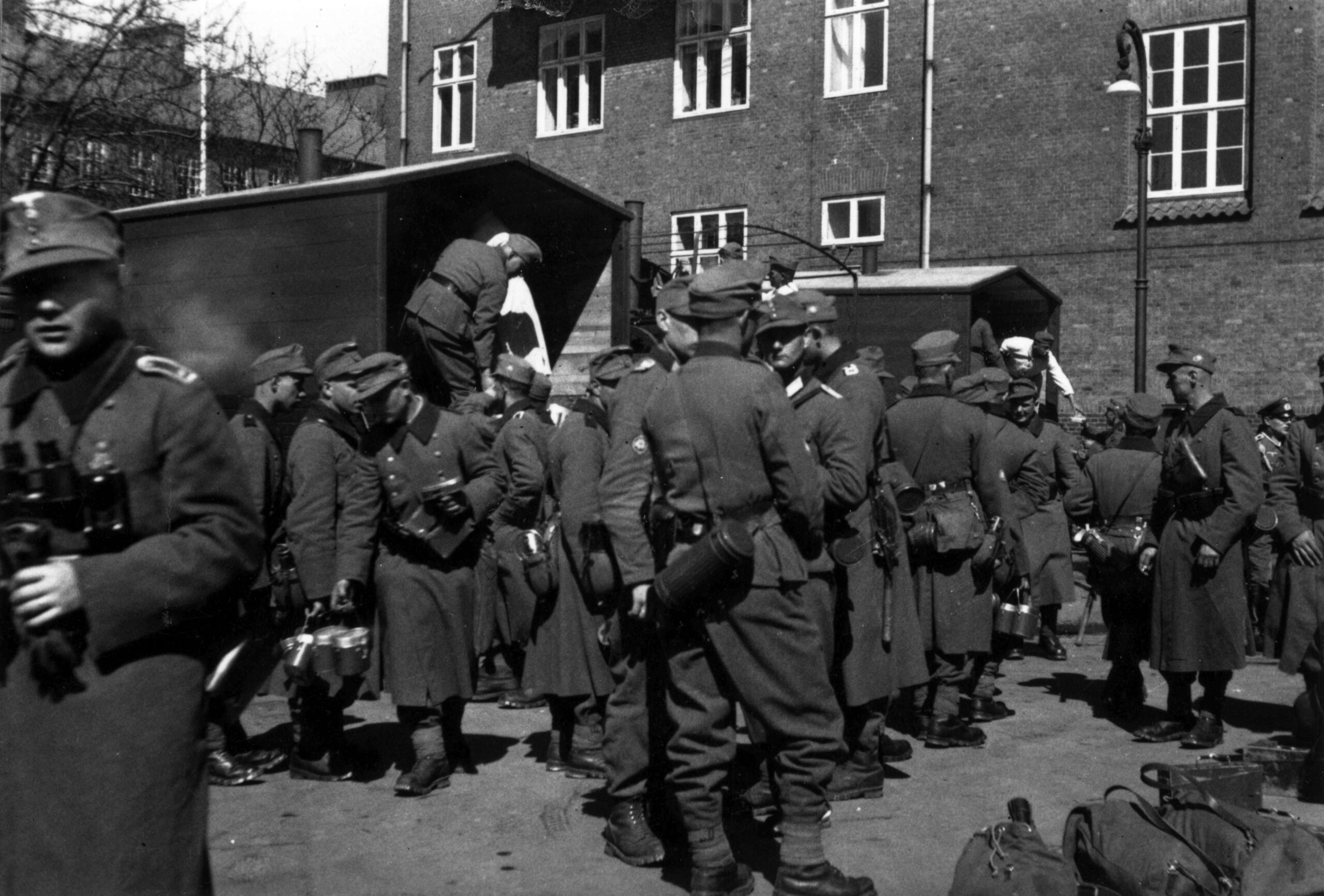 Němečtí horští myslivci v Kodani v květnu 1940 s plechovými tubusy na zádech