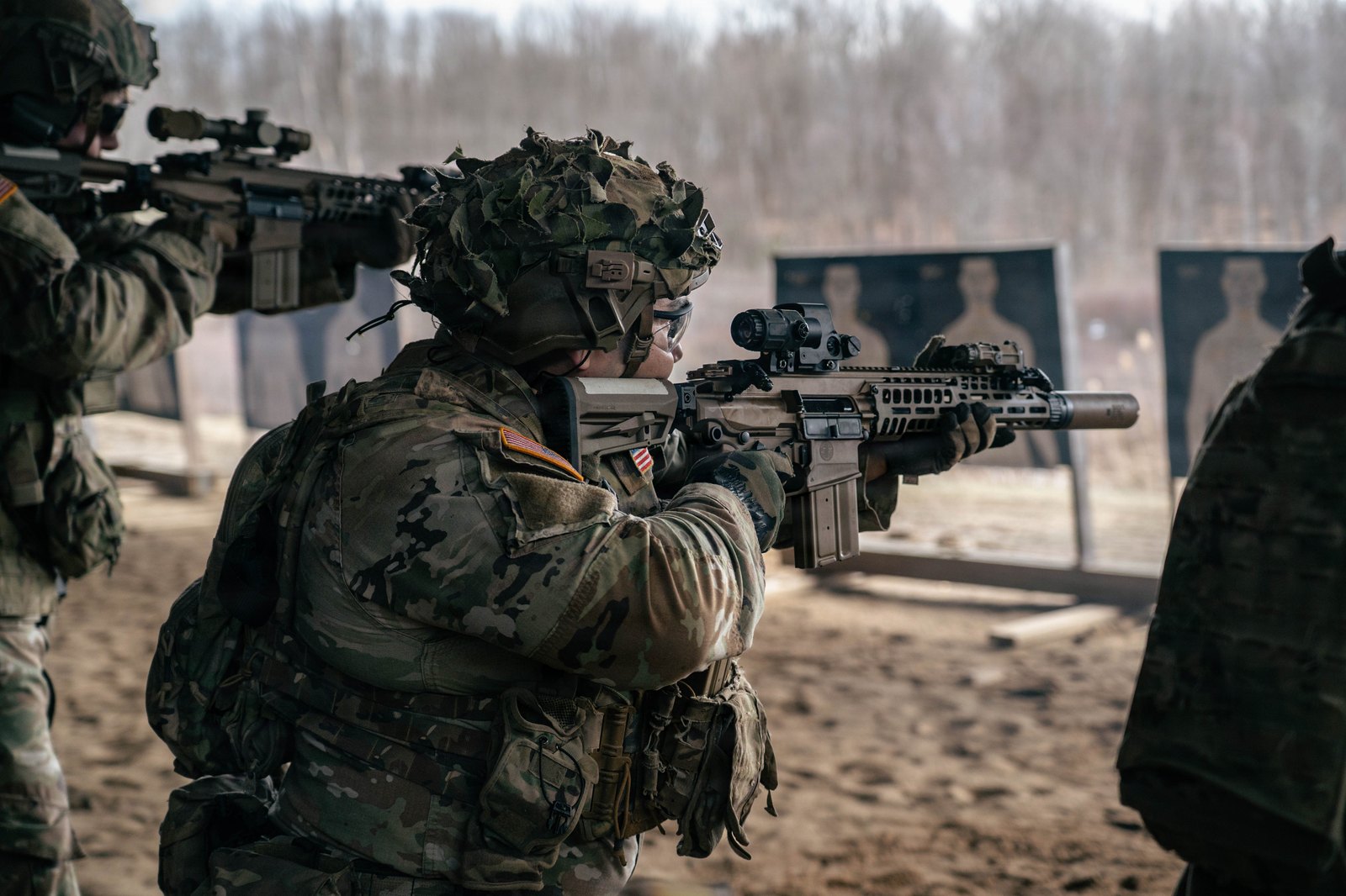 Vojáci americké 10. horské divize při polních střeleckých zkouškách nových zbraní programu NGSW v čele s puškou XM7.