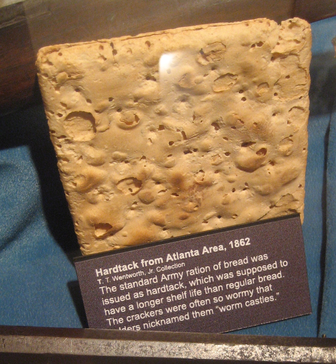 Originální kamenný vojenský suchar hardtack z americké občanské války vystavený v muzeu