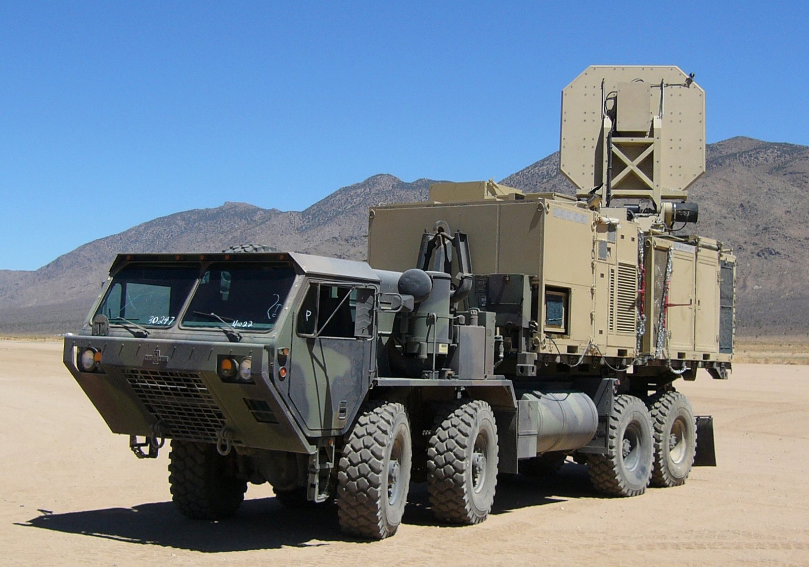 Obrněné vozidlo Humvee osazené výklopnou anténou mikrovlnného systému Active Denial System.