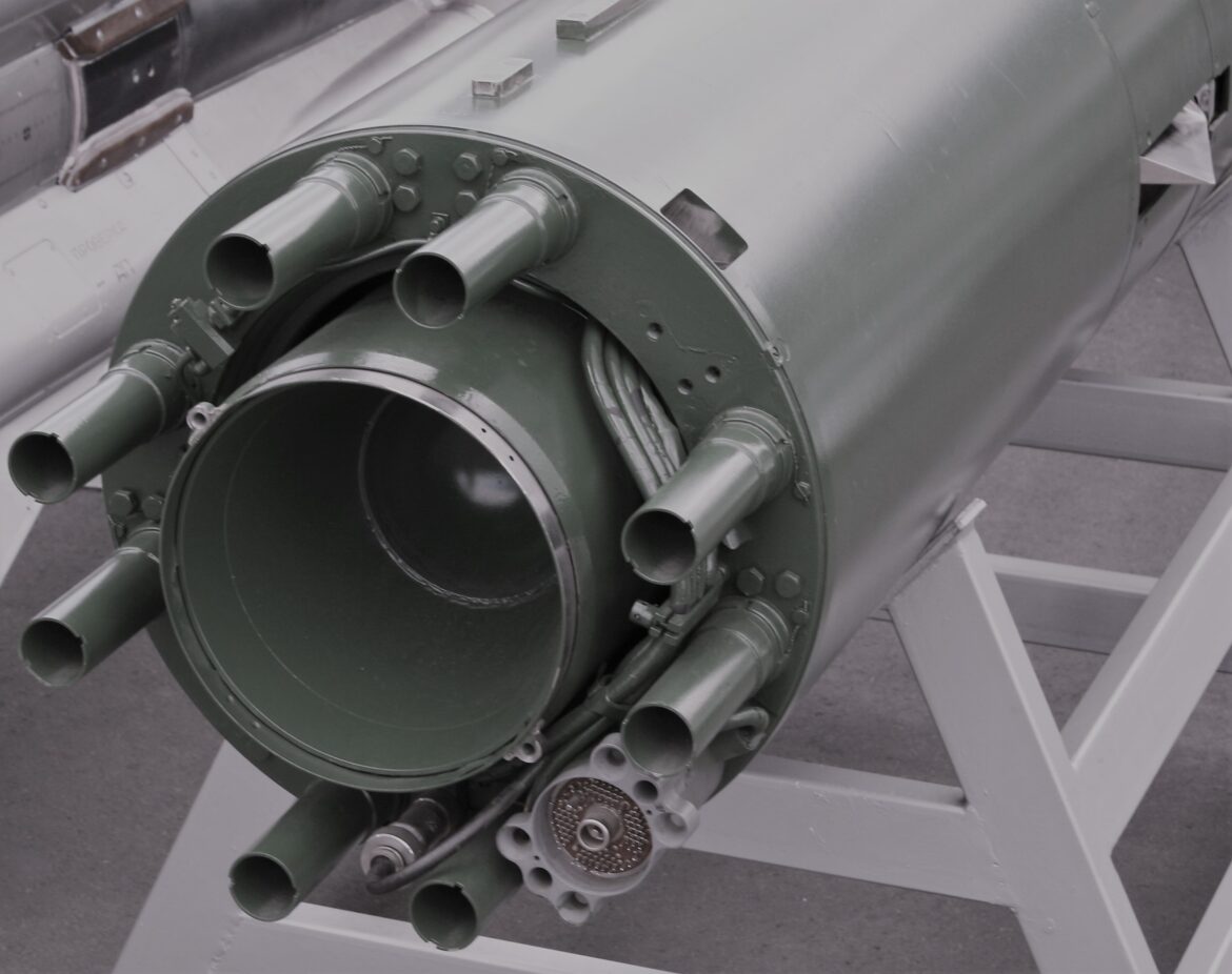 Zadní část superkavitačního torpéda Škval s raketovým pohonem a stabilizátory