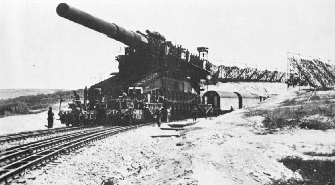 Německý železniční kanón Schwerer Gustav ráže 800 mm na zdvojeném kolejišti v palebném postavení