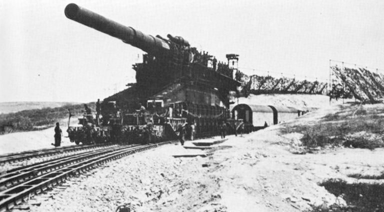 Německý železniční kanón Schwerer Gustav ráže 800 mm na zdvojeném kolejišti v palebném postavení