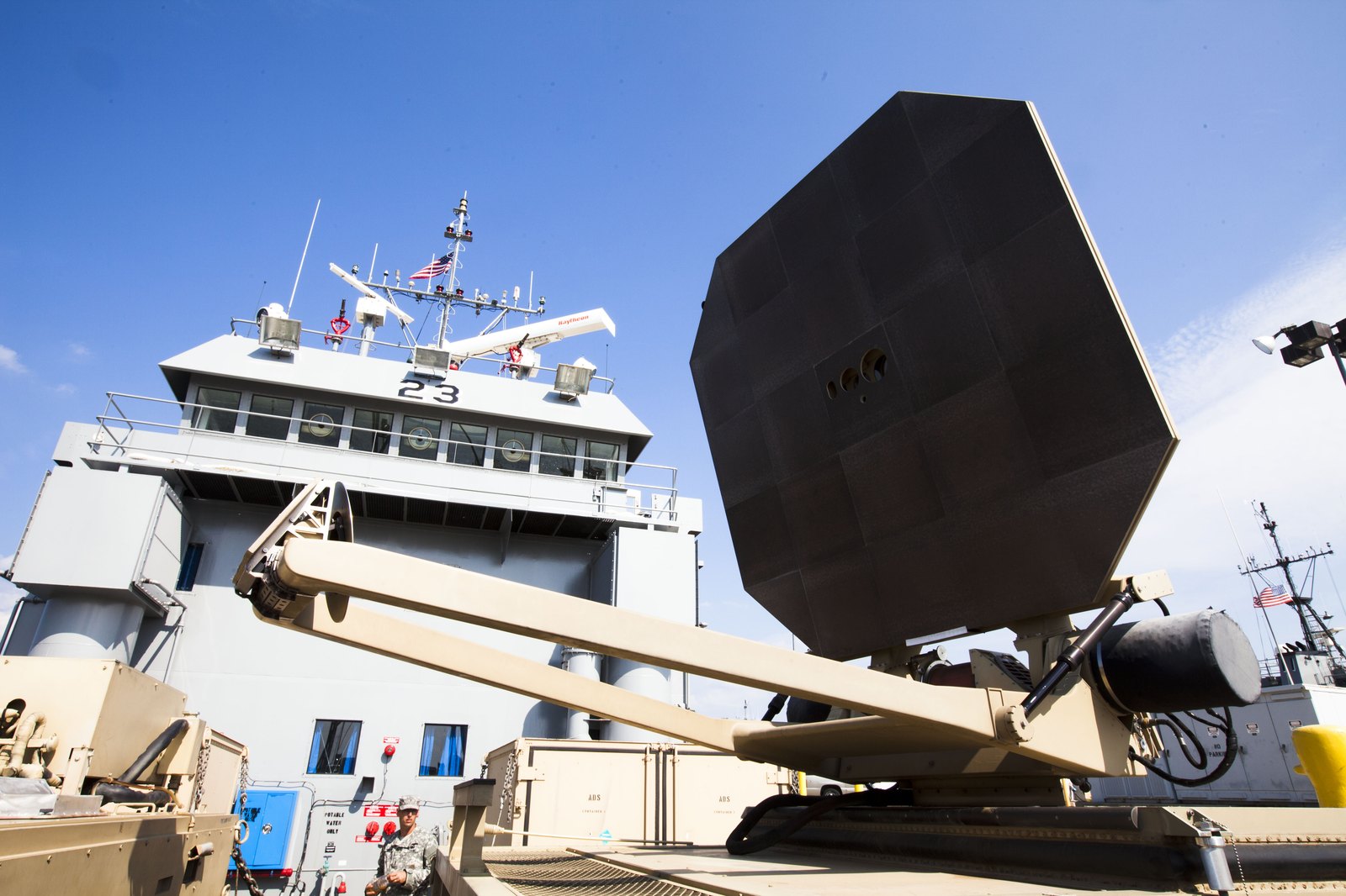 Ukázka účinku paprsku systému Active Denial System na figuranty během testů americké námořní pěchoty.