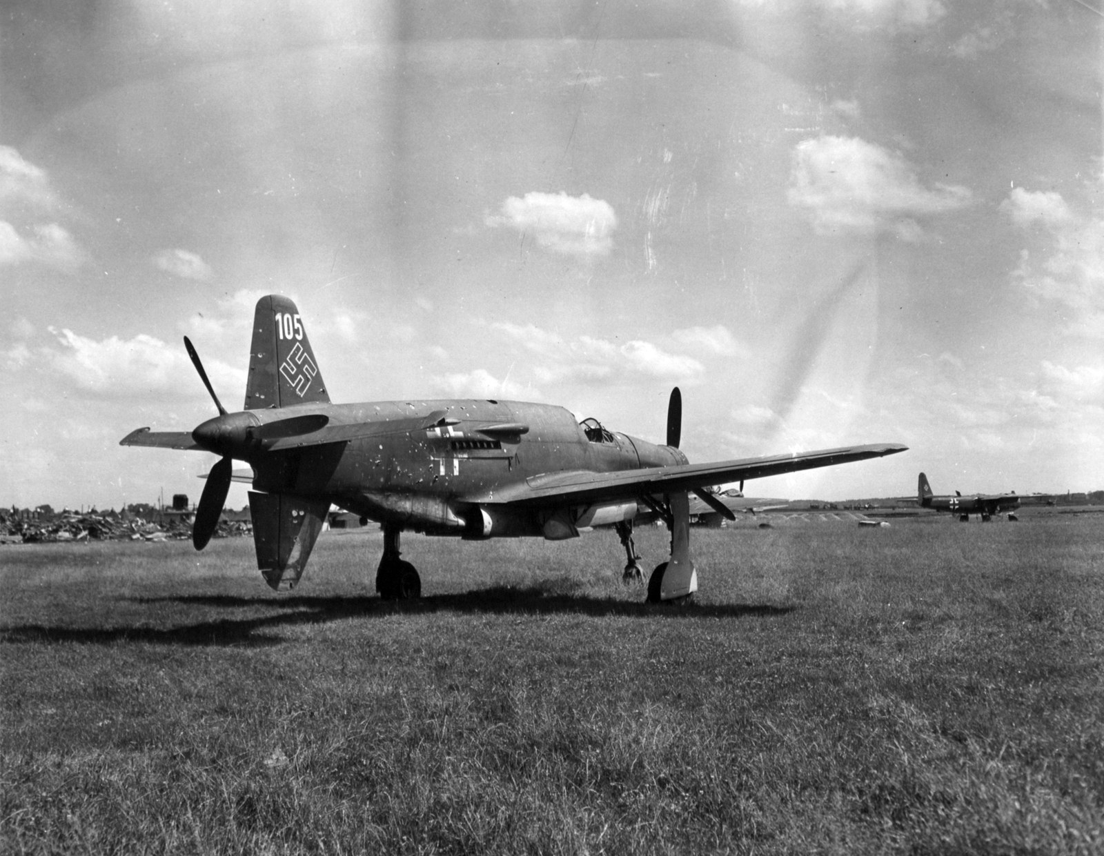 Ukořistěný německý stíhací letoun Dornier Do 335 se spojeneckými vojáky na letištní ploše v Mnichově.